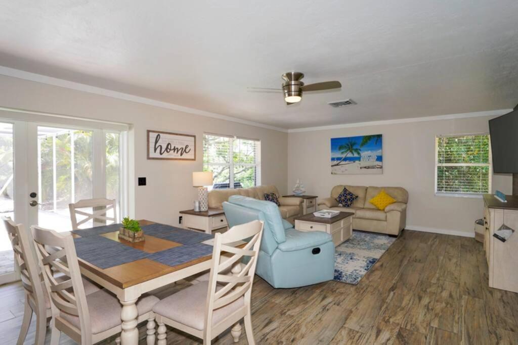Heated Pool - Close To Beaches, Restaurants & More! Holiday home *